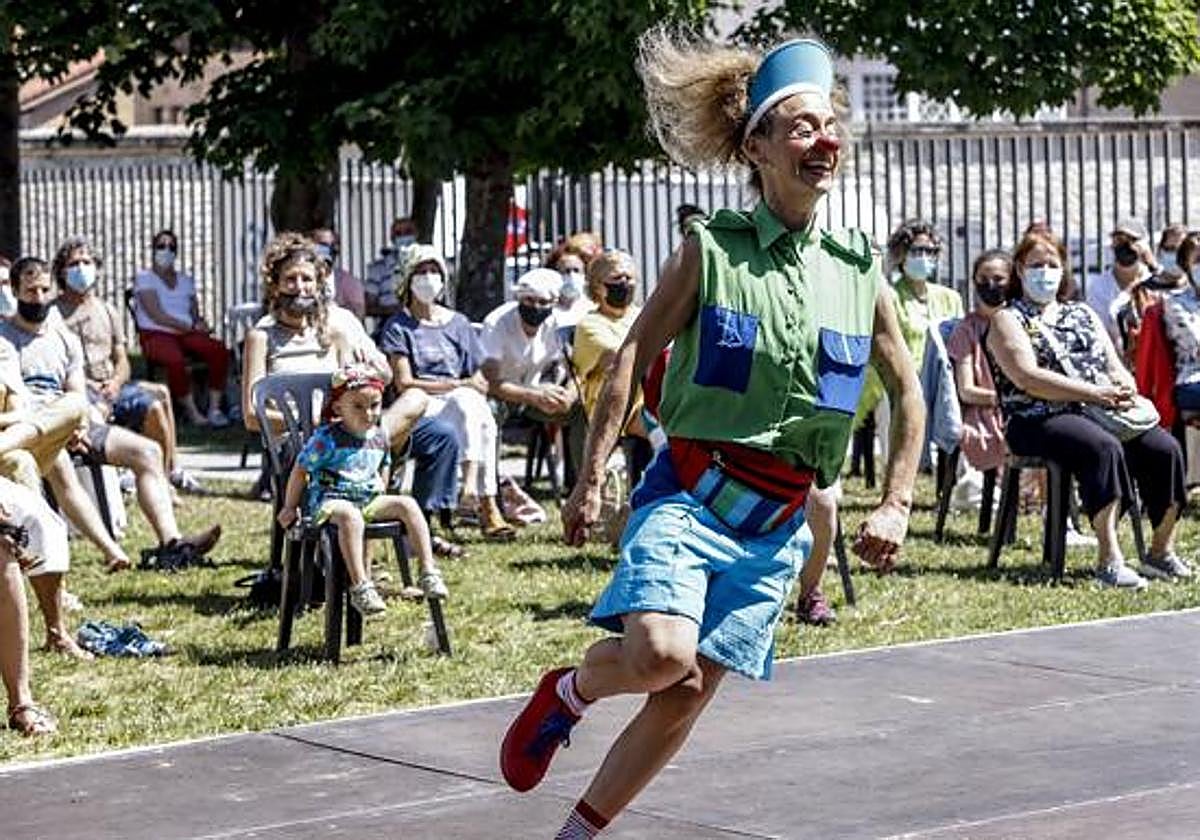 Pequeños y mayores disfrutan en Vitoria de 'Qué buen día', espectáculo de 'clown' creado por Maite Guevara.