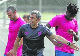 Valverde dirige a sus futbolistas en Lezama.