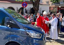 El obispo de Vitoria bendice varías decenas de vehículos en la iglesia de San Cristóbal