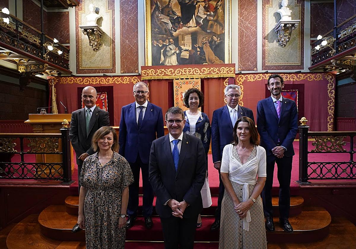 Gonzalo Meseguer, Javier Arellano, Aitziber Irigoras, Victor Urcelay, Xabier Riezu, Stella Solernou, Juan José Etxeberria y Elena Auzmendi, el nuevo equipo rectora de la Universidad de Deusto
