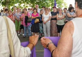 Decenas de personas han asistido a la concentración en el patio de El Casal para mostrar su rechazo a la agresión sexual a una menor.