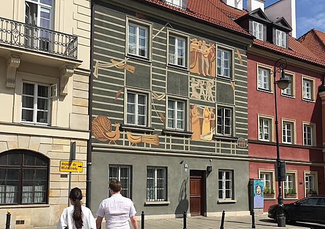 Una de las muchas fachadas decoradas que esperan en la Ciudad Vieja.