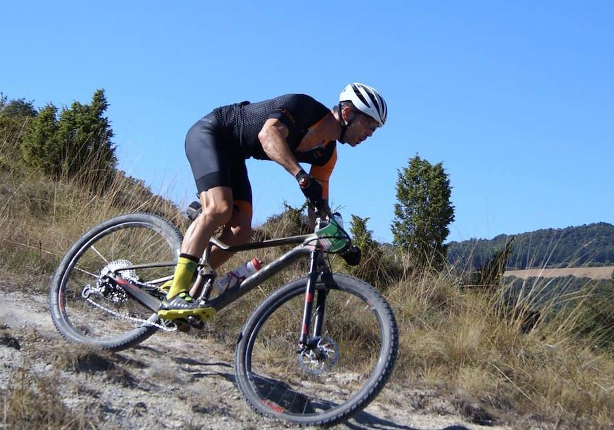 Un ciclista en pleno descenso en la anterior edición.