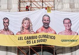 La polémica pancarta de Greenpeace que desnuda a los principales líderes políticos