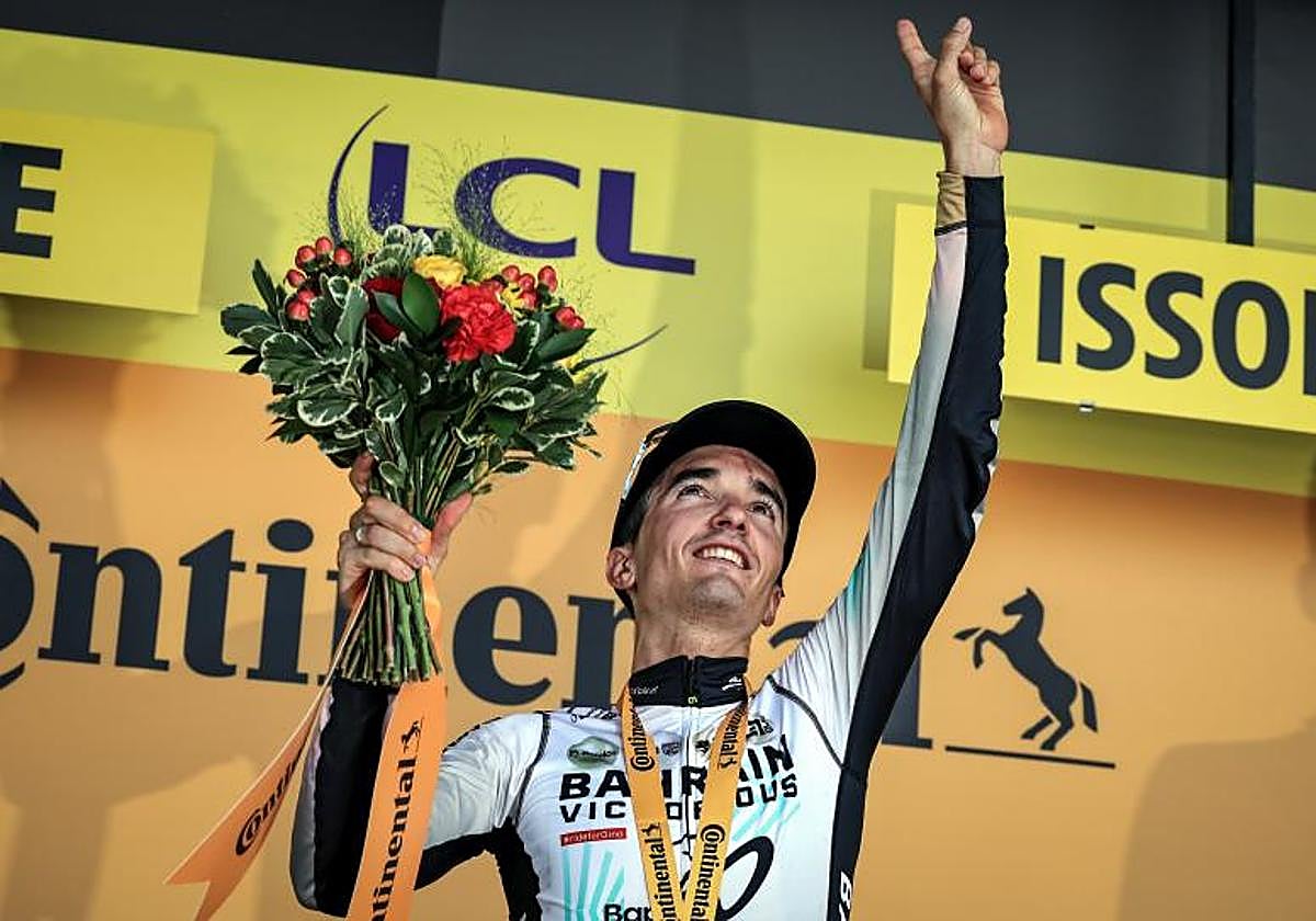 Pello Bilbao, con el dedo apuntando al cielo, dedica la victoria a su amigo Gino.