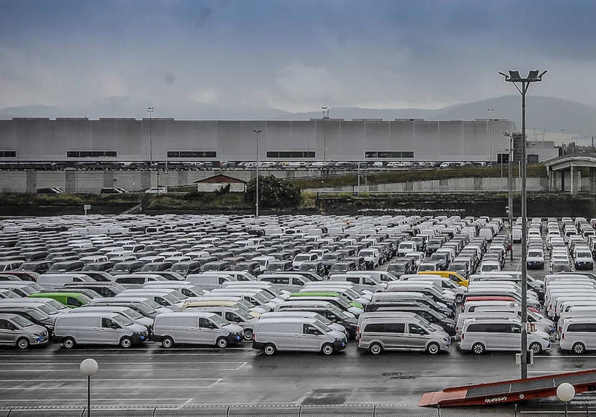 Una de las campas de la factoría de Mercedes Benz en Vitoria, con cientos de furgonetas estacionadas.