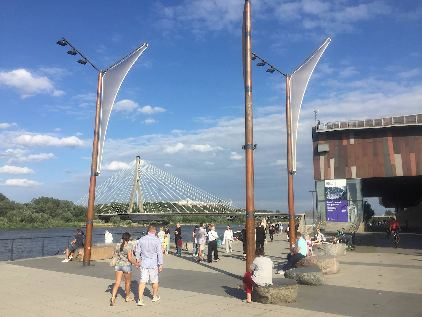 Varsovianos pasean en las orillas del Vístula.