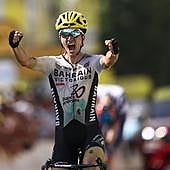 Histórica victoria de Pello Bilbao en el Tour dedicada al fallecido Gino Mader