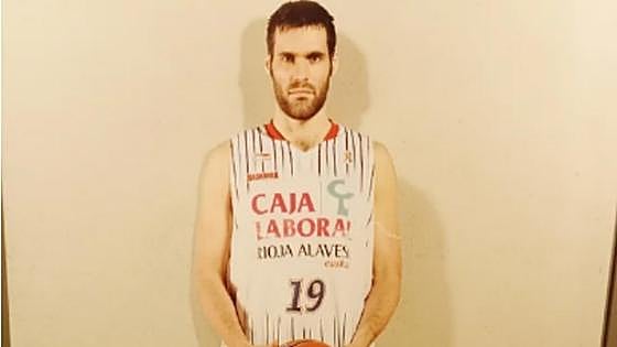 Venden la silueta a tamaño real de San Emeterio... ¡y Nocioni y Pau Ribas 'pujan' por ella!