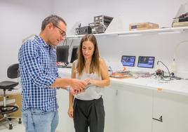 Alberto Rodríguez y Teresa Acha-Orbea, en el laboratorio de SPC