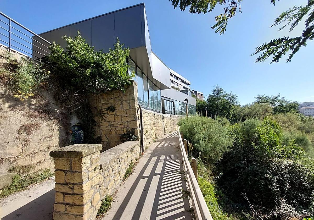 La cafetería Usategi, cerrada desde 2015, sufrió tres incendios y la presencia de okupas.