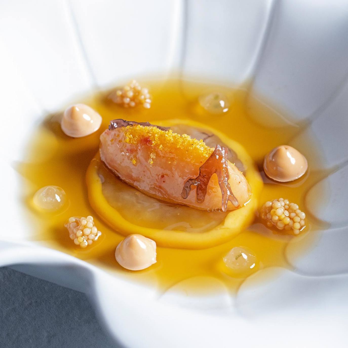 Tarama de cigala, jugo de frutos del mar y emulsión de crustáceos, uno de los platos de Xabi.