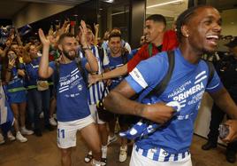 Balboa encabeza la fiesta del ascenso a la llegada del equipo a Foronda.