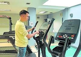 Adrián Ponce, responsable del Interclub, con algunas de las nuevas máquinas de la sala.