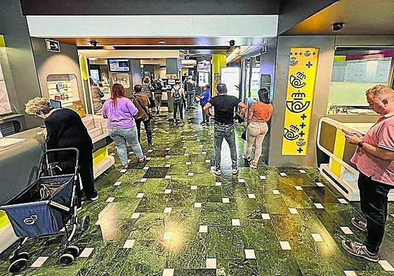 Cola para solicitar el voto para las próximas generales en una oficina de Correos. E. C.