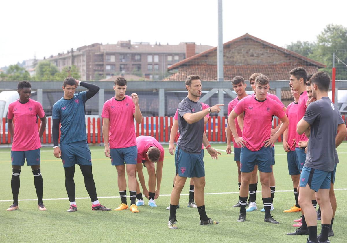 Gurpegui conversa con sus jugadores en Lezama.