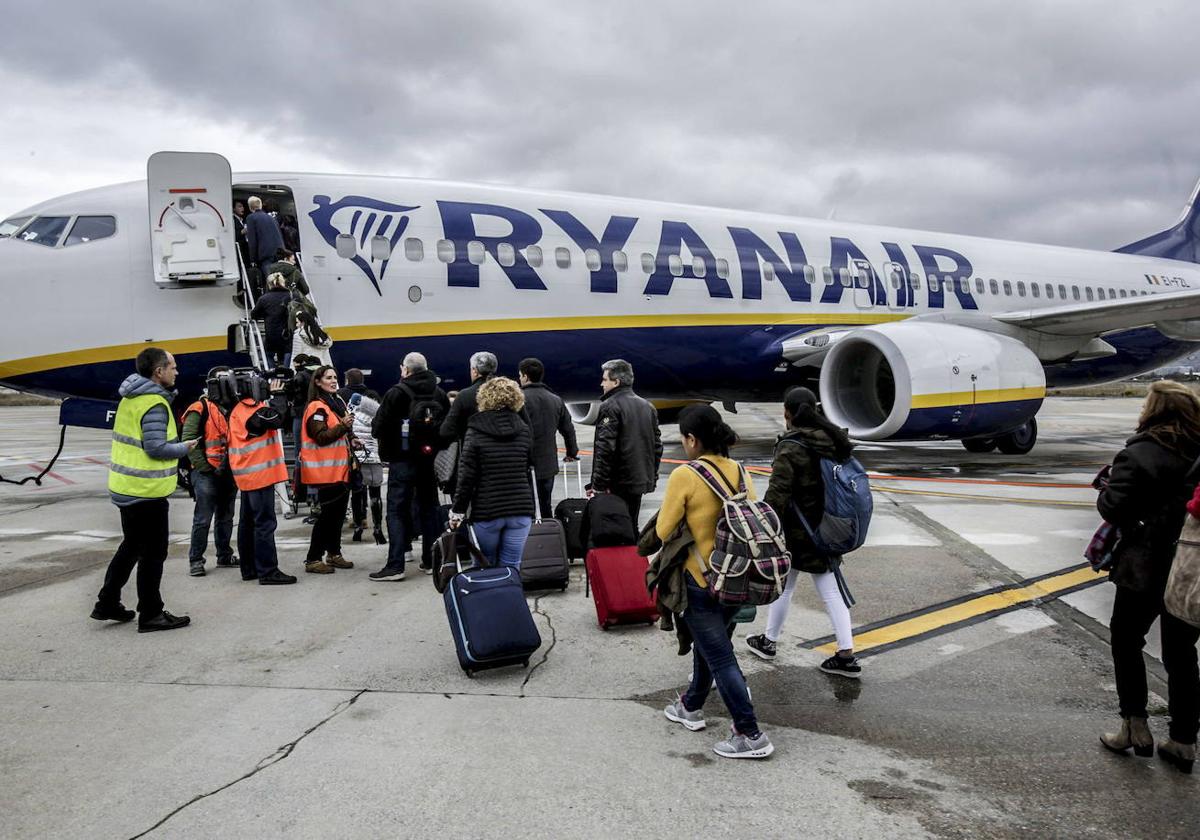 Pasajeros suben a un avión en la pista de Foronda.