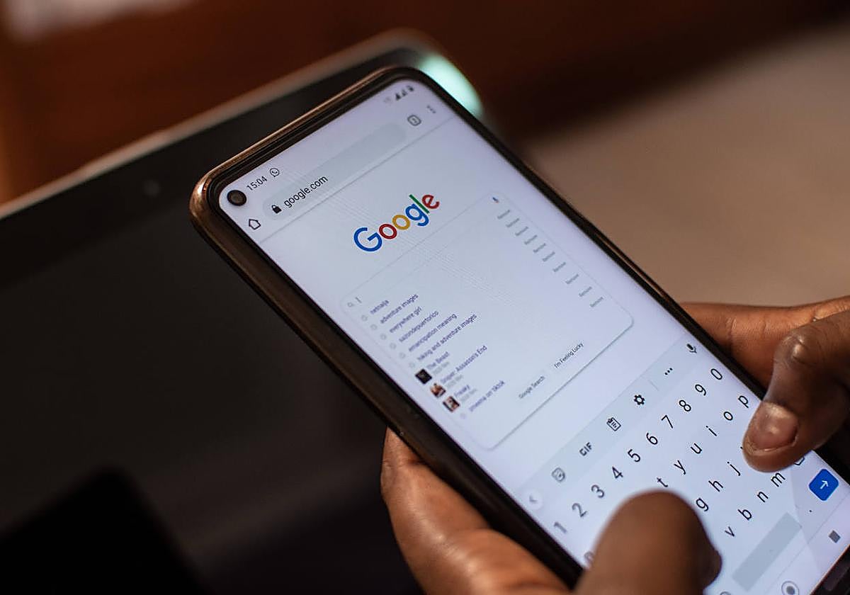 Erabiltzaile bat, Googlen bilatzen.