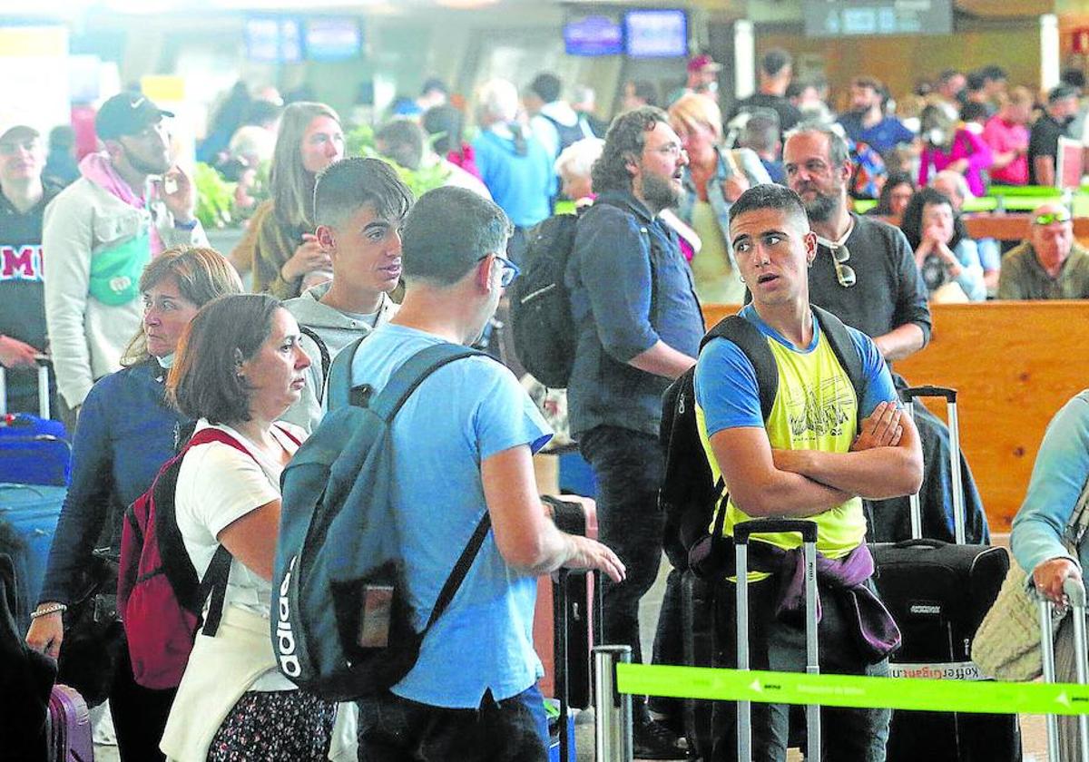 Colas en la operación salida del año pasado en el aeropuerto de Loiu.