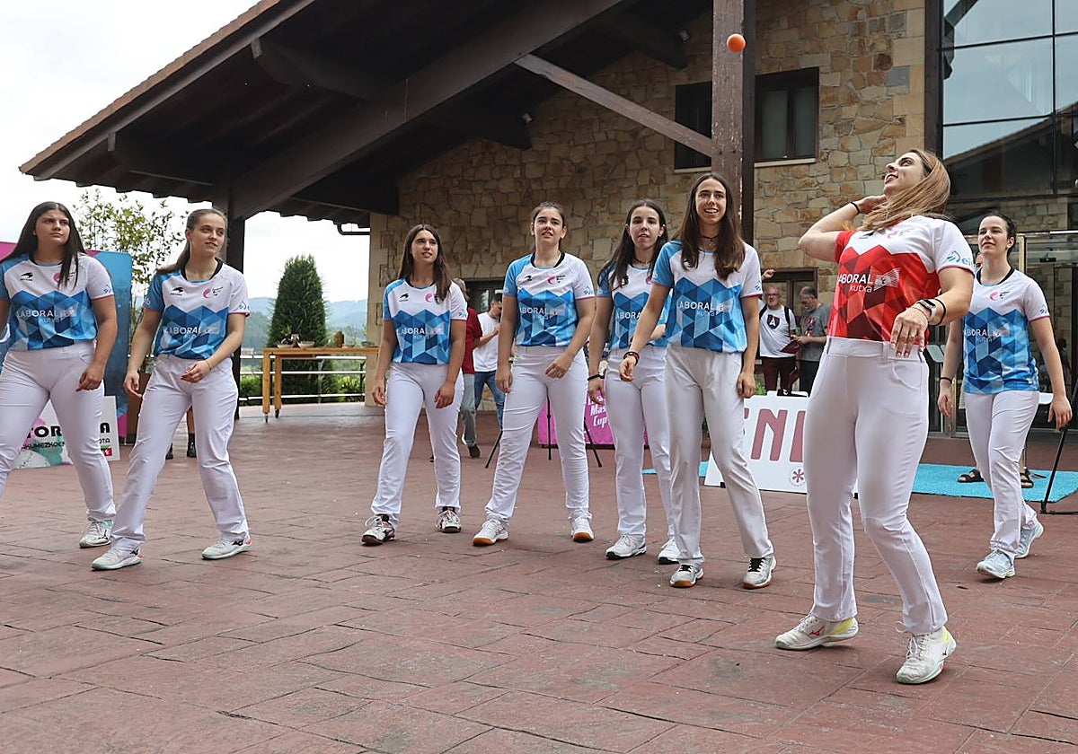 Las participantes en el segundo torneo Master Laboral Kutxa juegan con una pelota.