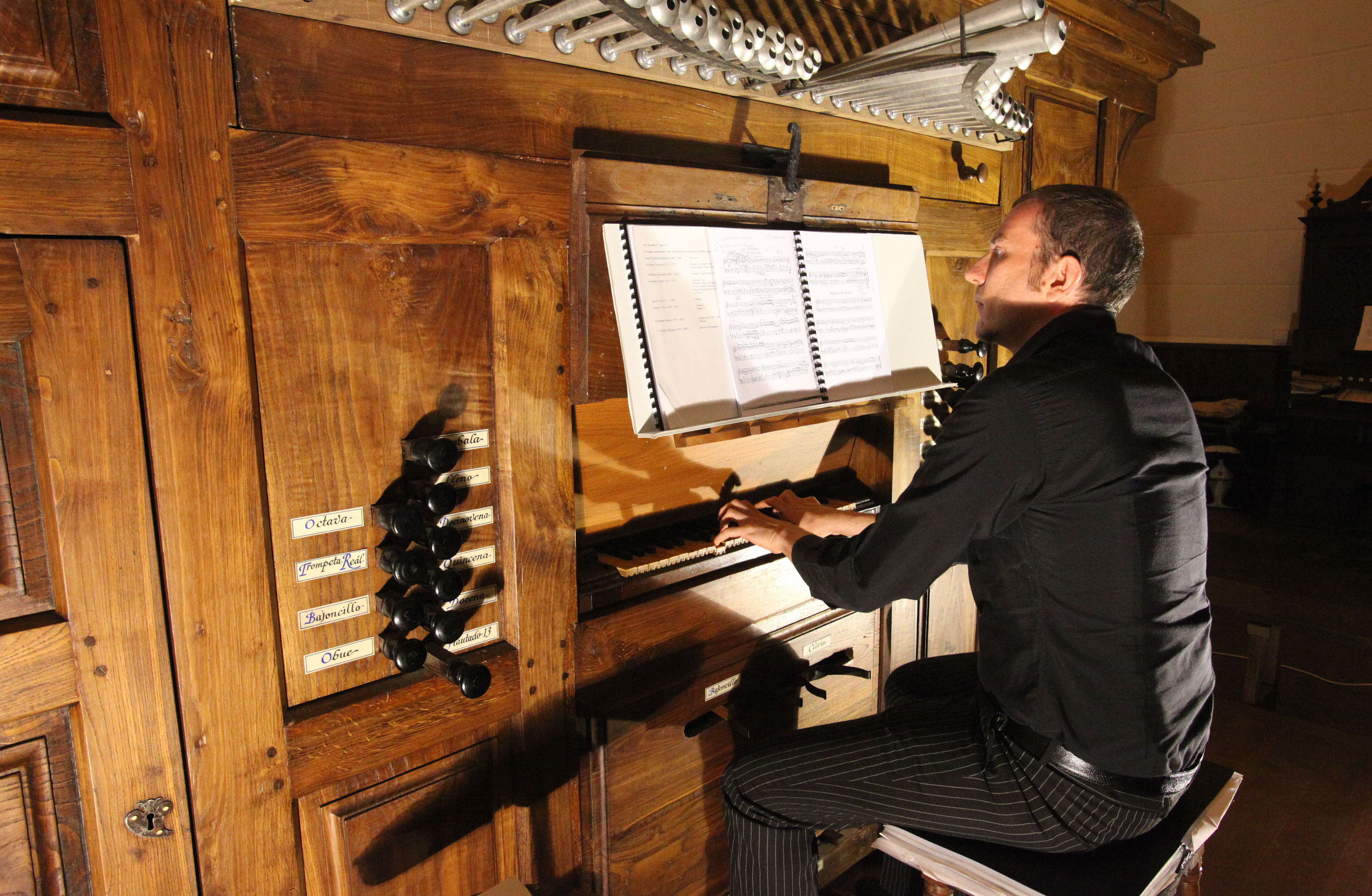 Un concertista interpreta una pieza musical en el órgano de la iglesia de Busturia, en una edición anterior del ciclo de Urdaibai.