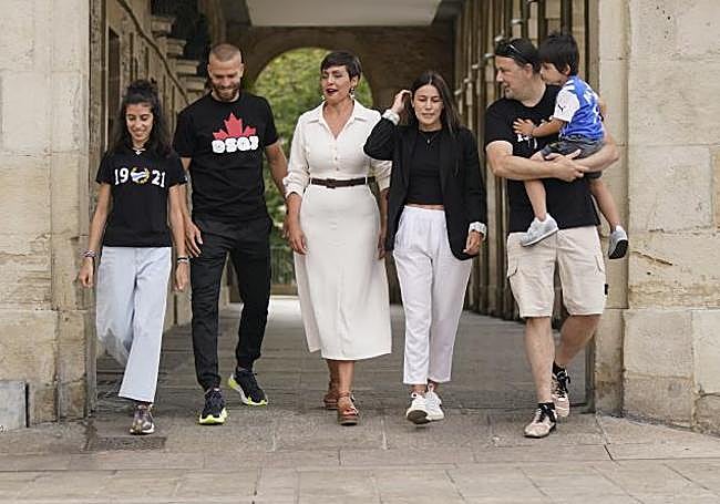 De izquierda a derecha, Leire Ruiz de Apodaca, Víctor Laguardia, Rocío Vitero, Eider Egaña y Raúl y Aratz Corralejo.