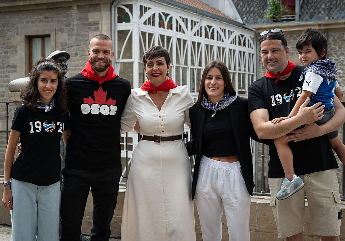Los jugadores y el técnico del Alavés, durante la celebración del ascenso en las calles de Vitoria.
