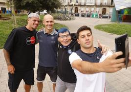 Xeber Alkain se hace un selfie con Javi López, Guridi y un aficionado.