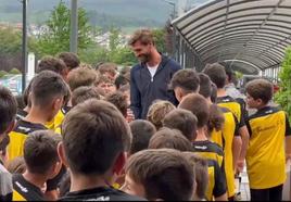 Fernando Llorente rodeado de niños en un momento de su visita al campus de verano del Baskauri.