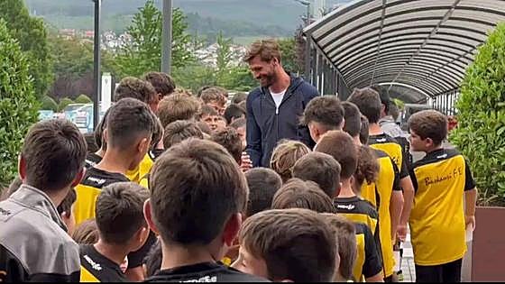 Fernando Llorente desata la locura entre los niños del Baskauri