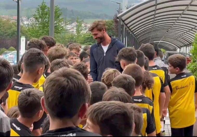 Fernando Llorente rodeado de niños en un momento de su visita al campus de verano del Baskauri.