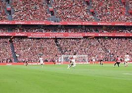 Más de 4.000 seguidores se ubican en la grada de animación.