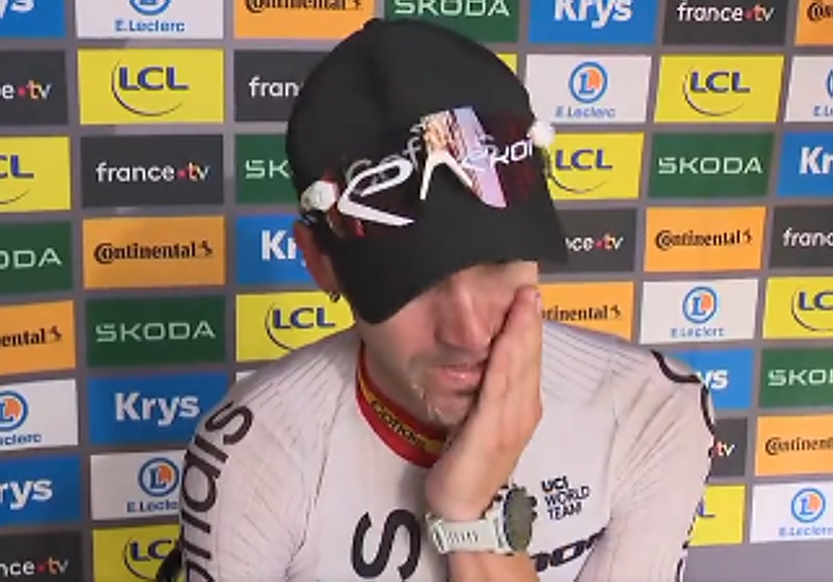 Izagirre sonríe justo antes de curzar la meta.