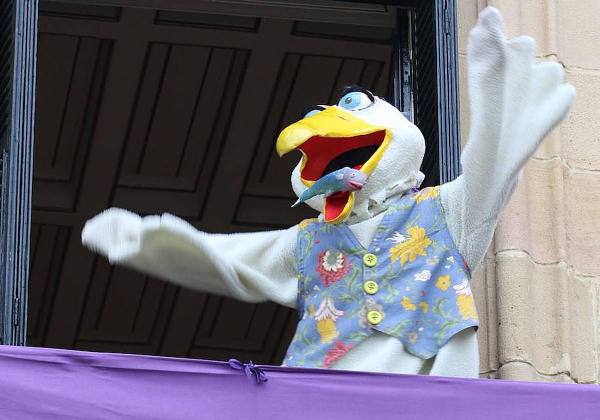 Mentxu, la mascota de los Cármenes, saldrá este viernes del huevo por trigésimo quinta vez.