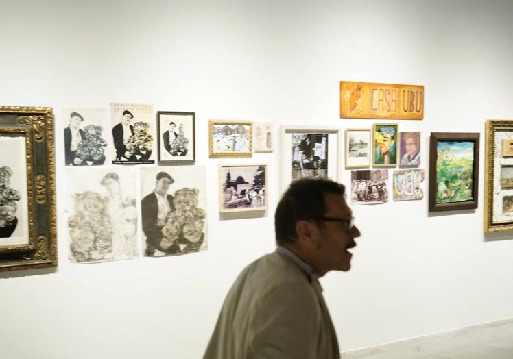 Pablo Milicua, de perfil, ante algunos de sus retratos en el Antiguo Depósito de Aguas.