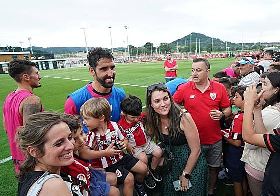 Raúl García siempre es demandado por la afición.