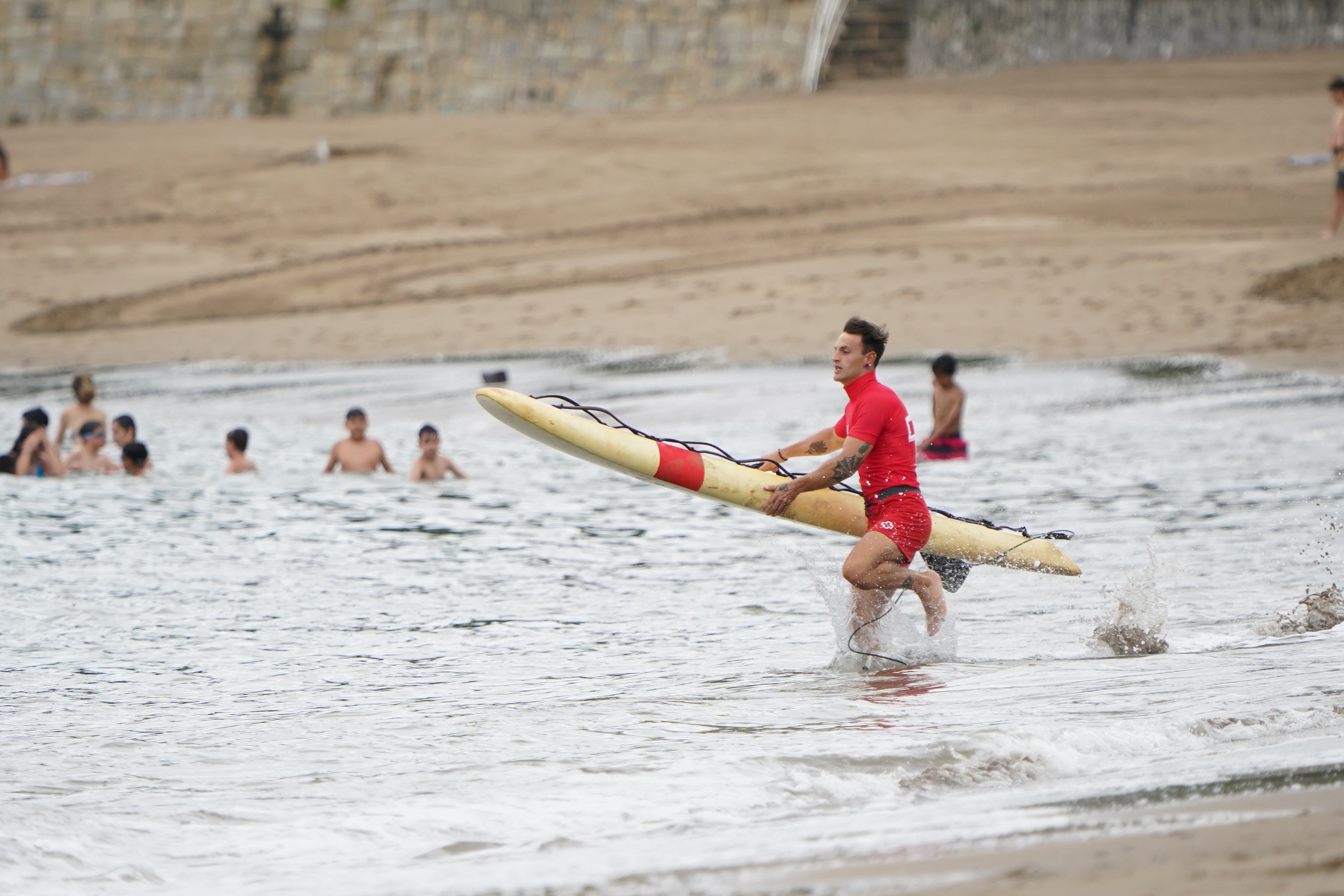 Simulacro medioambiental y de rescate en la playa de Ereaga