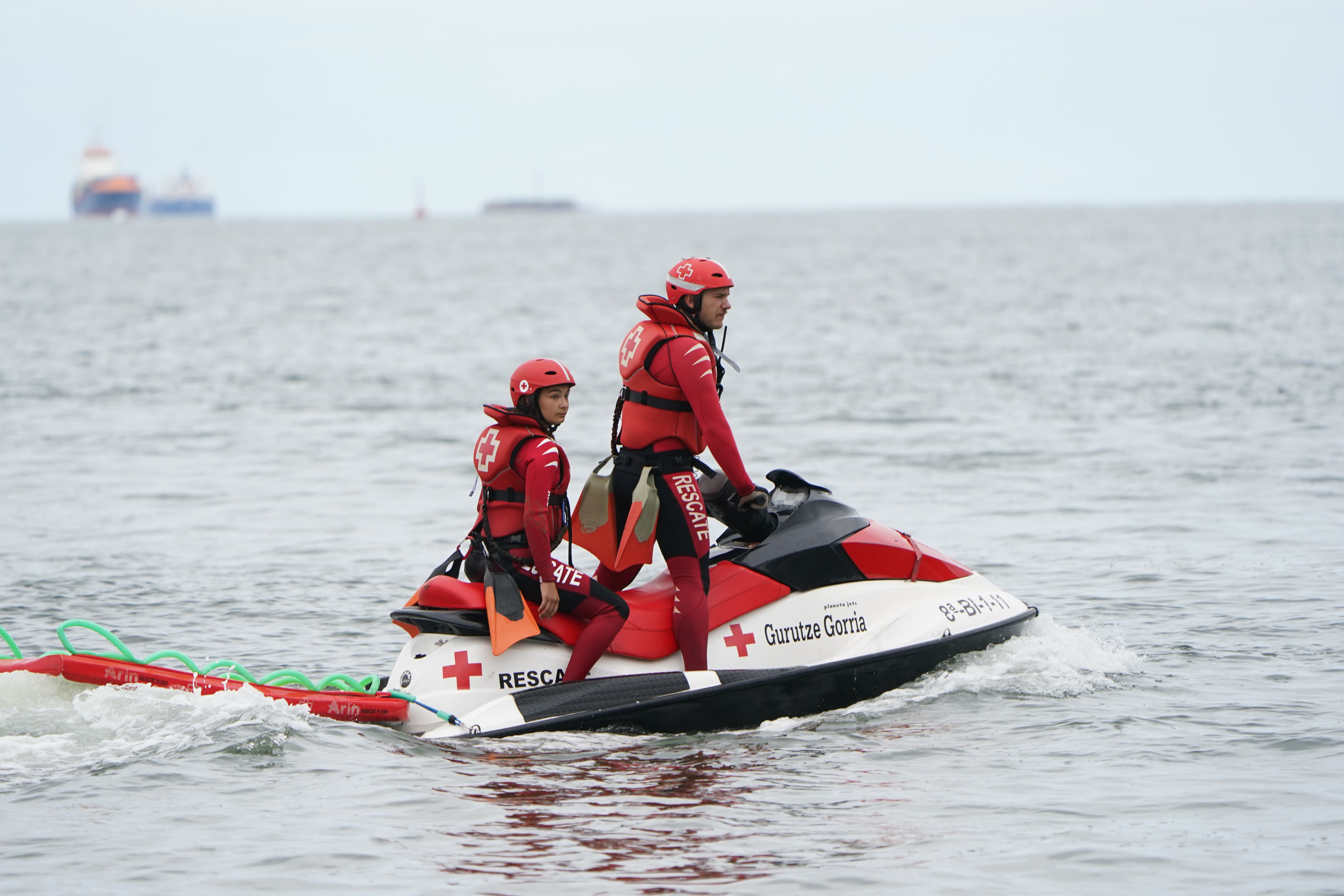 Simulacro medioambiental y de rescate en la playa de Ereaga