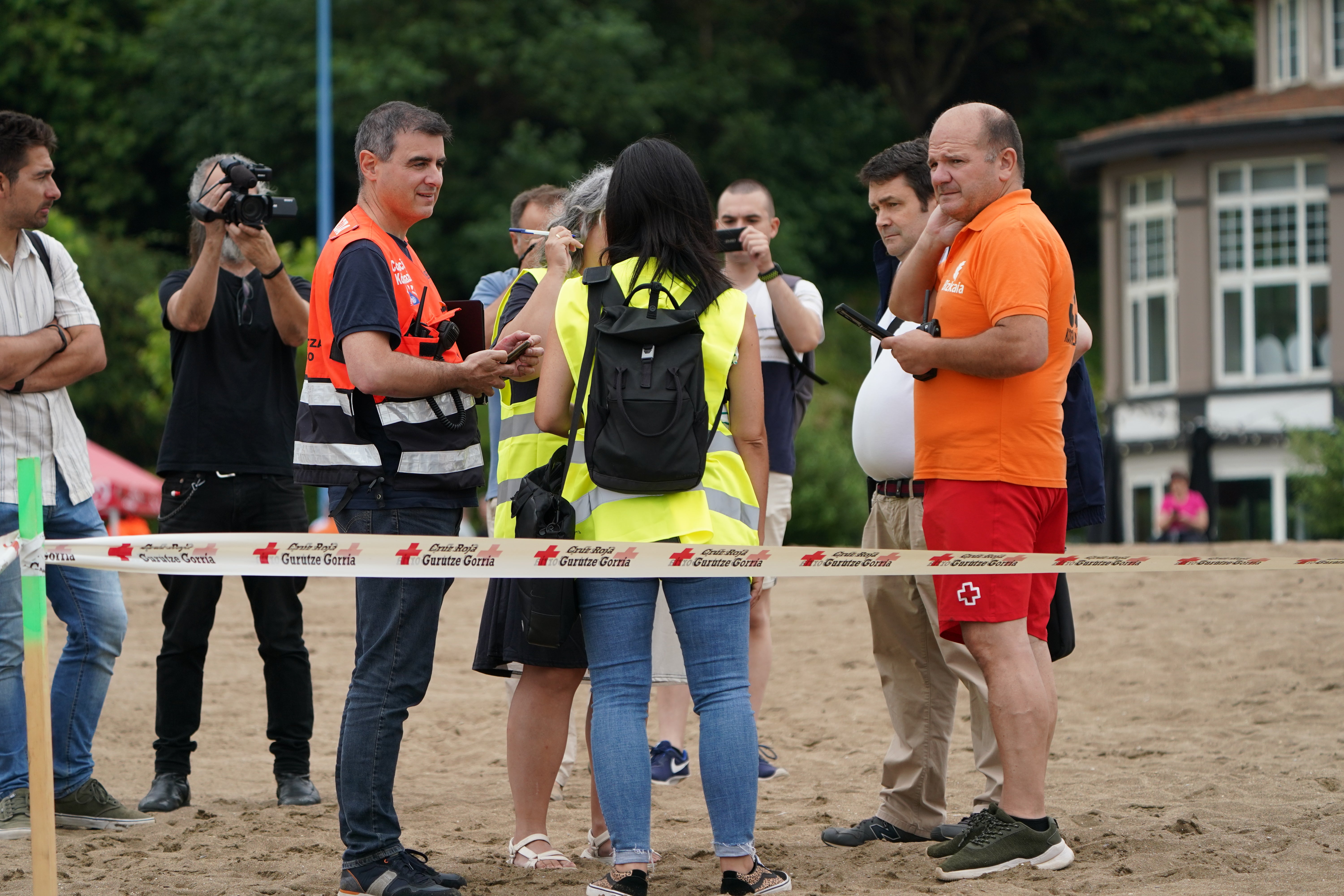 Simulacro medioambiental y de rescate en la playa de Ereaga