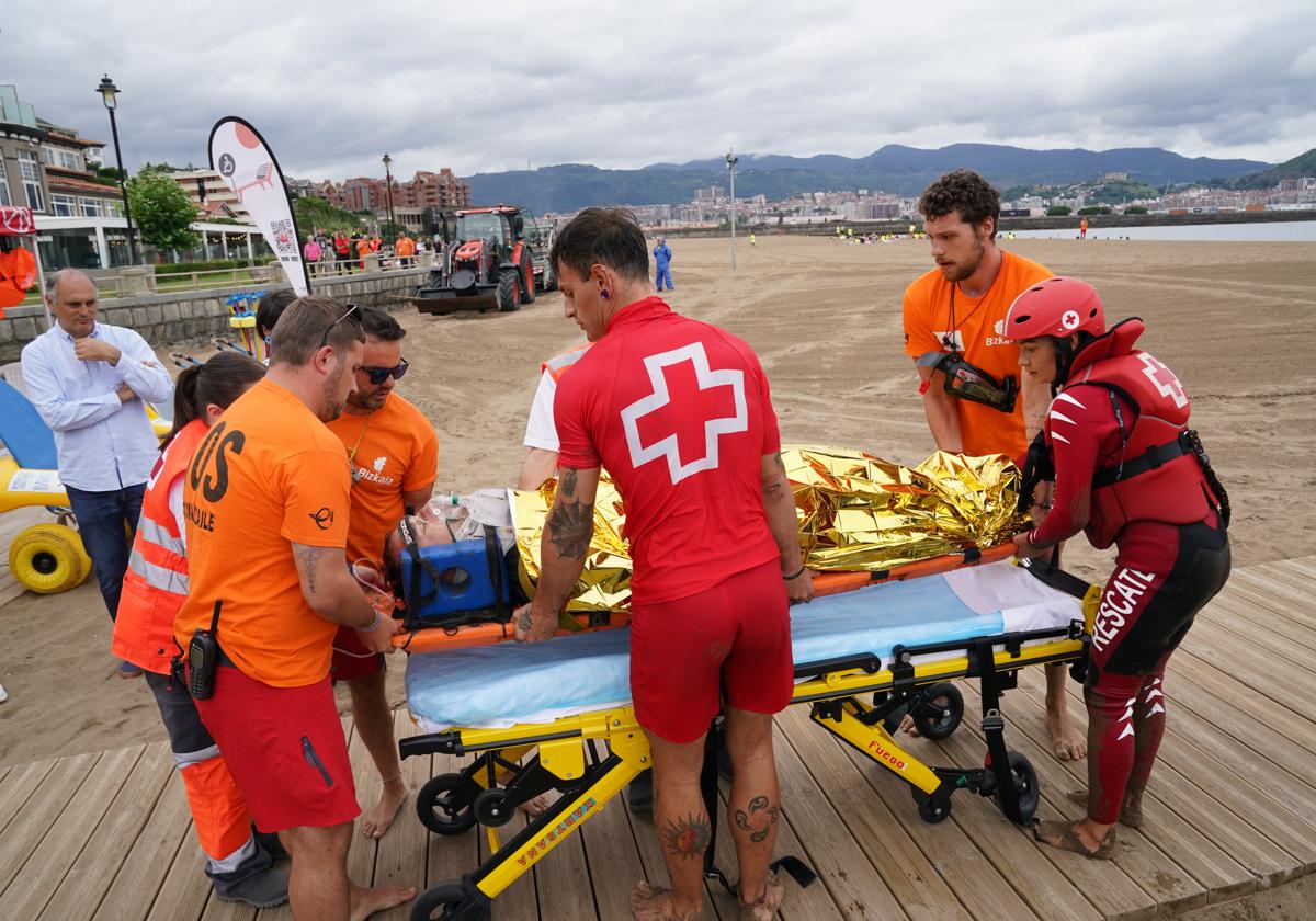 Simulacro medioambiental y de rescate en la playa de Ereaga