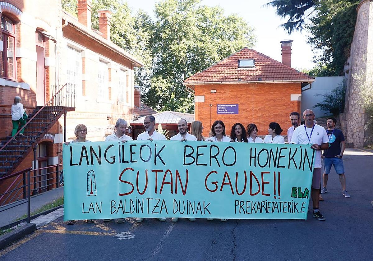 Empleados del departamento de Anatomía Patológica de Basurto protestan por las altas temperaturas que alcanzan en su puesto de trabajo