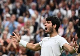 Alcaraz, eufórico tras superar a Medvedev y clasificarse para la final de Wimbledon que jugará mañana contra Djokovic.