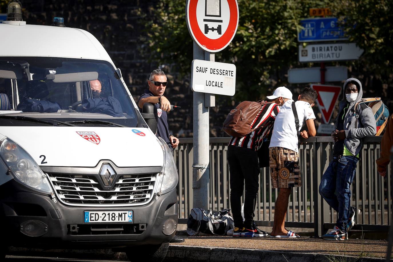 Imagen - Agentes de la Policía Nacional francesa impiden cruzar la frontera a varios migrantes en el puente de Behobia