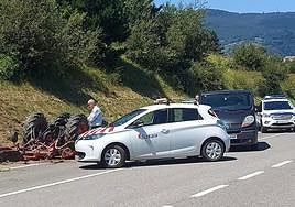 El trágico suceso obligó a dar paso alternativo al tráfico en la carretera entre Bermeo y Mundaka, donde perdió la vida 'Baltza' tras caer por el talud con su tractor.