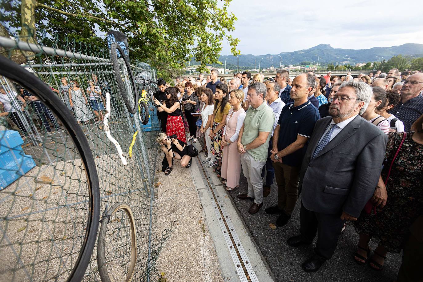 Vecinos de Irun y autoridades se manifiestan contra la valla que corta el paso en la frontera del Puente de la Avenida, y que solo se abrió para dejar pasar al Tour.