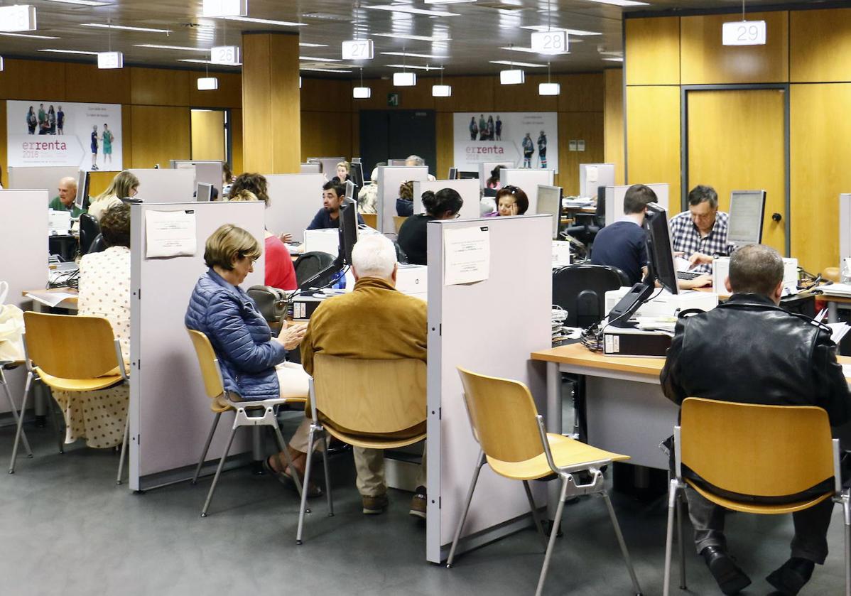 Contribuyentes en las oficinas de Hacienda en Vitoria.