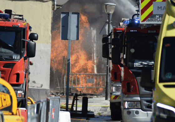 Seis heridos al incendiarse un bloque por una fuga de gas en unas obras en La Peña