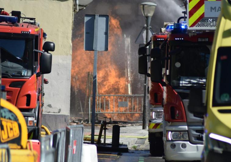 Seis heridos al incendiarse un bloque por una fuga de gas en unas obras en La Peña