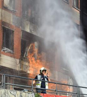 Imagen secundaria 2 - Seis heridos al incendiarse un bloque por una fuga de gas en unas obras en La Peña