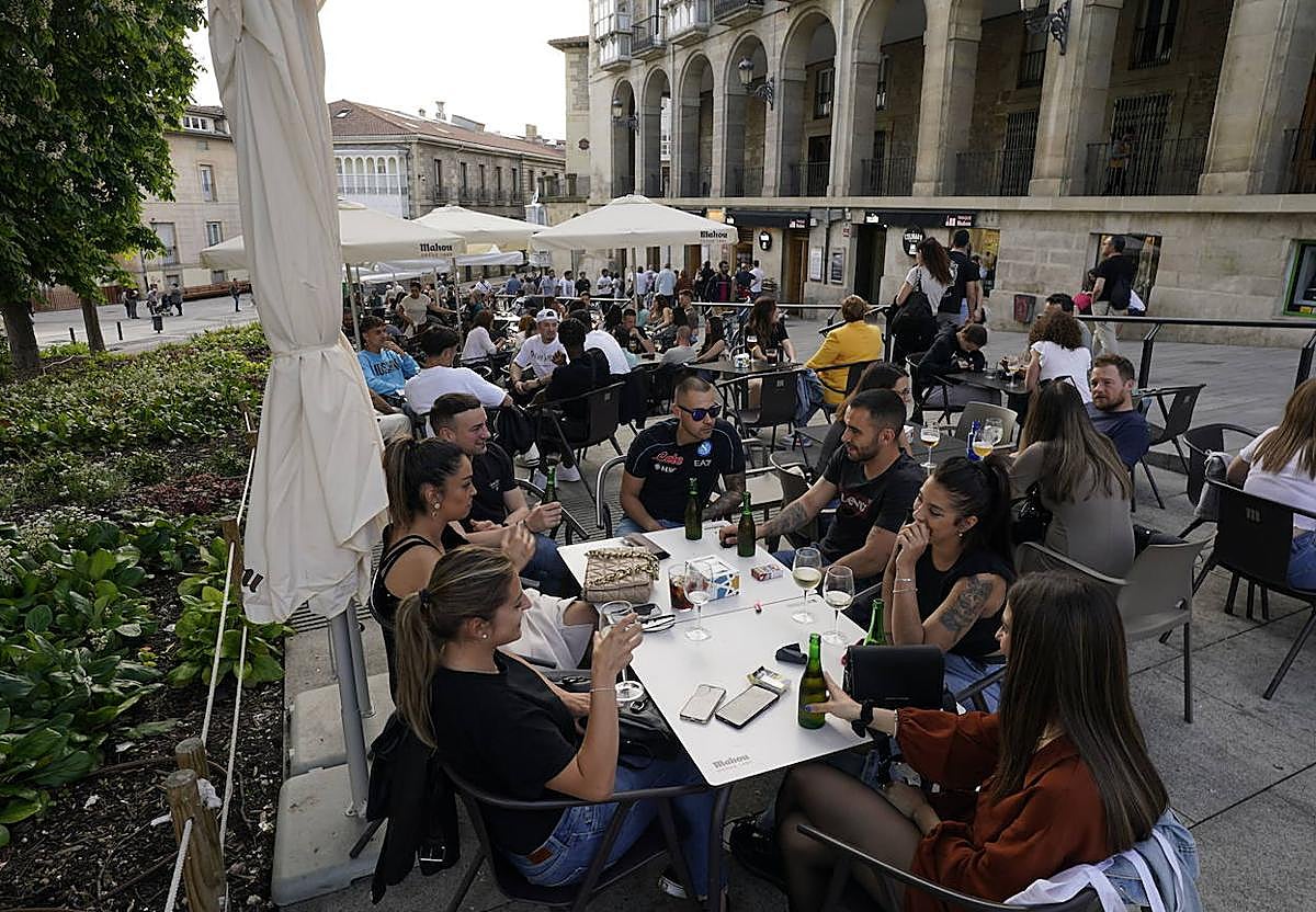 Terraza del Toloño y del Txistu repleta de clientes.